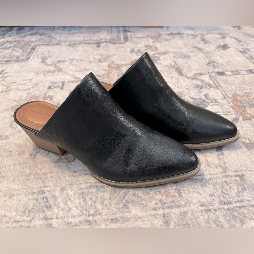 Like New Universal Thread Black Pointed Toe Mules